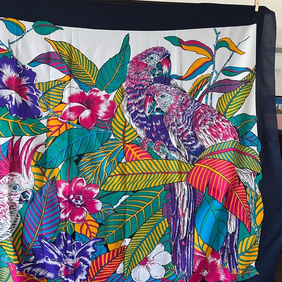 Beautiful colorful bird scarf, parrots and cockatiel - Picture 2 of 4